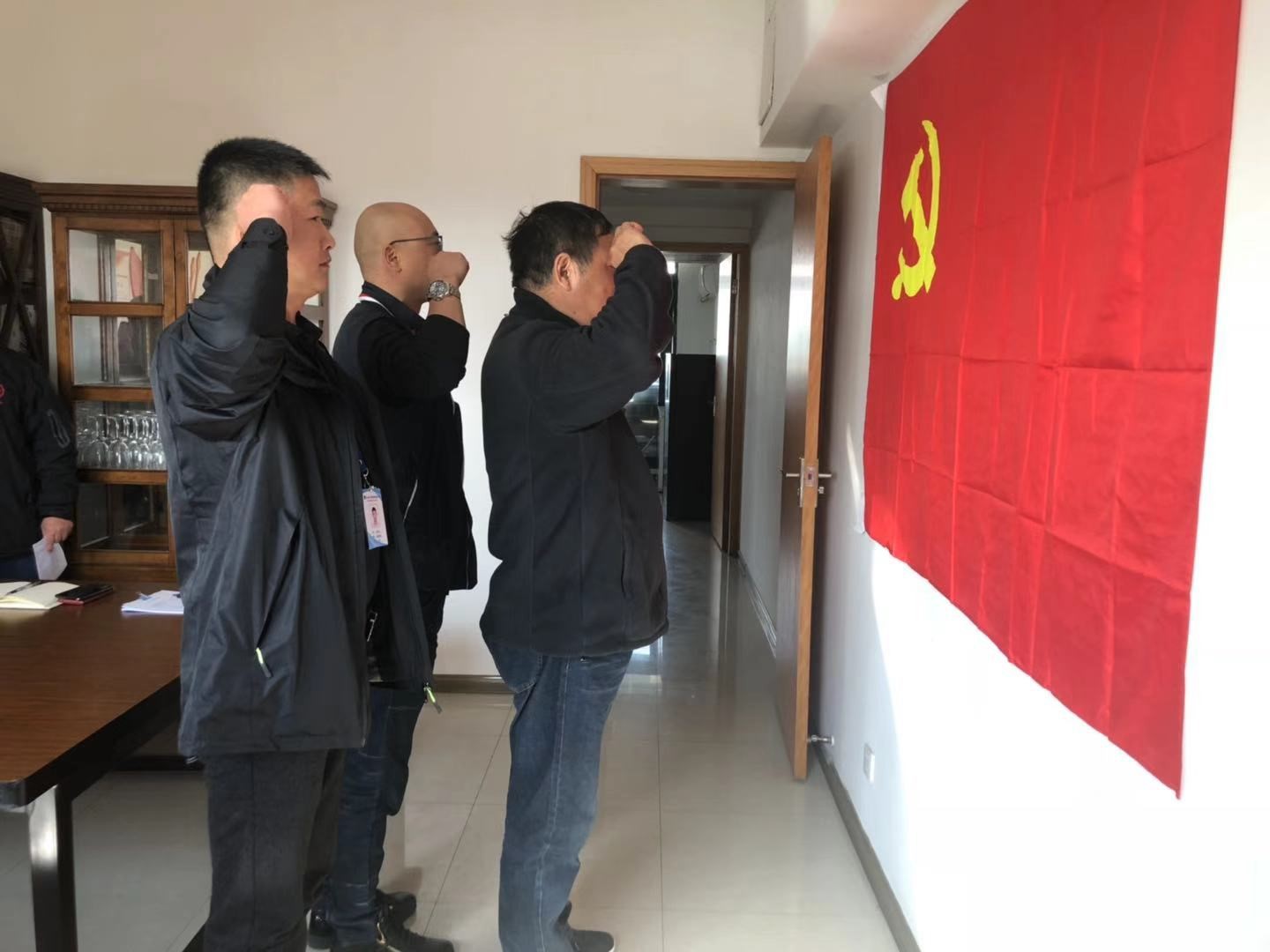 博立党支部举行入党宣誓活动 博立党支部举行入党宣誓活动