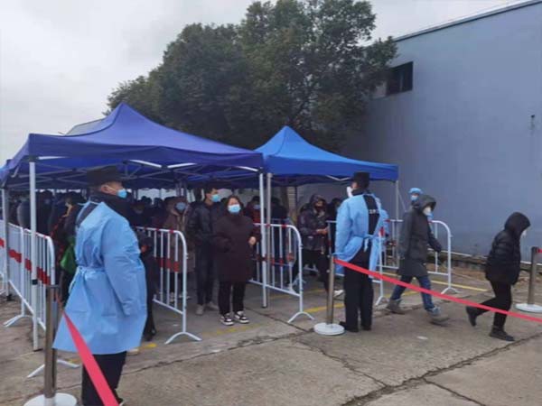 博立保安青年突击队鼎力维护核酸采样点现场秩序！