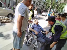 8旬老人瘫躺水果店旁 博立保安拿轮椅送老人安全到家！